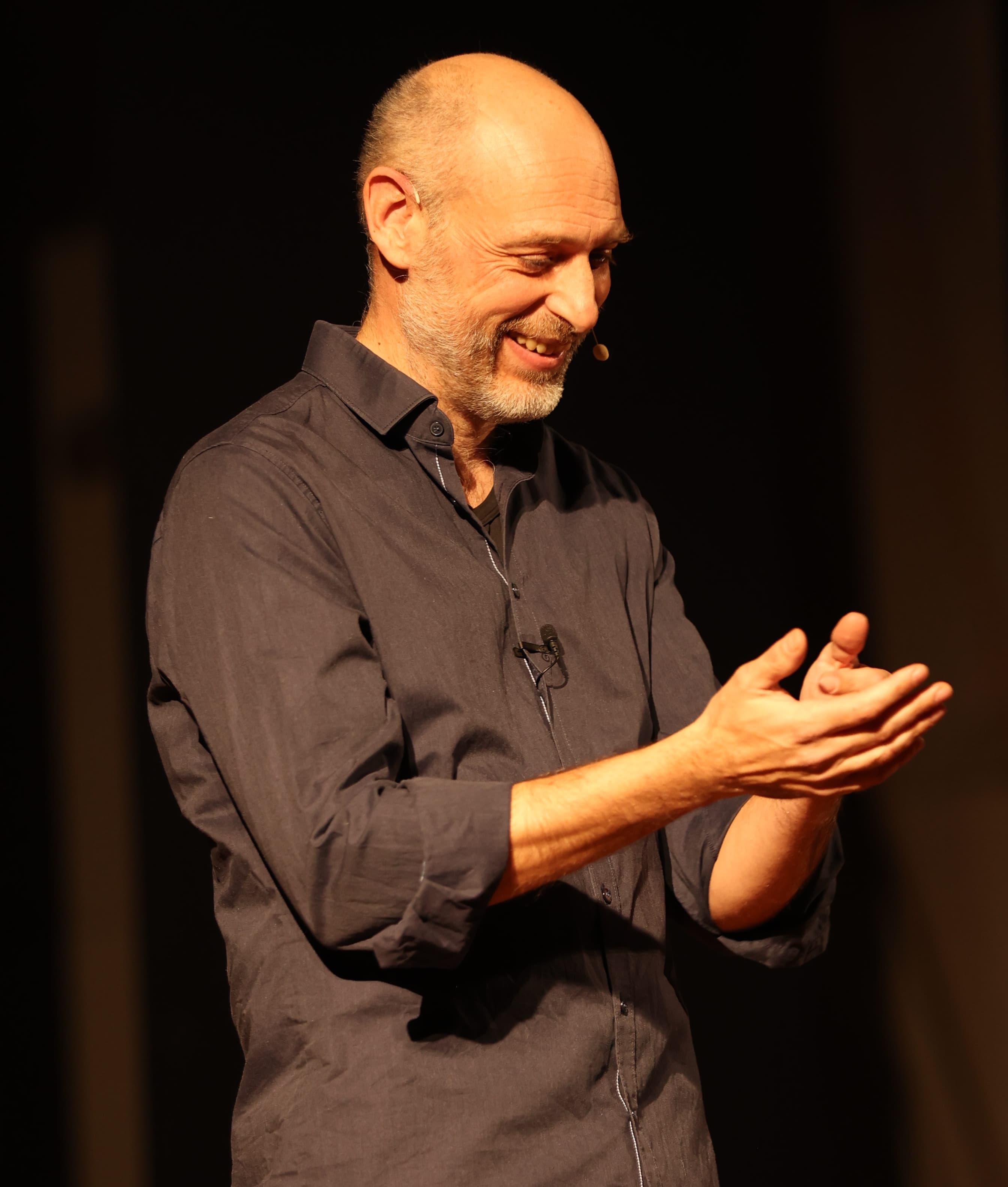 Claudio Tomaello in scena con Le Chiavi d’Oro delle Fiabe